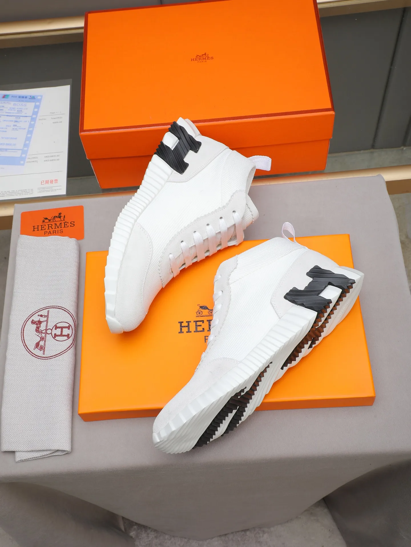 PPP460 (Hermes high-top men's shoes)🆕Men's sports shoes, decorated with textured calfskin details. Spliced ​​with original cowhide, this shoe draws inspiration from the equestrian world, integrating technical details and practical functions. Breathable sheep lining, original combination outsole, high-end quality, and every detail is perfectly combined! Size: 38-44 (45 can be customized)